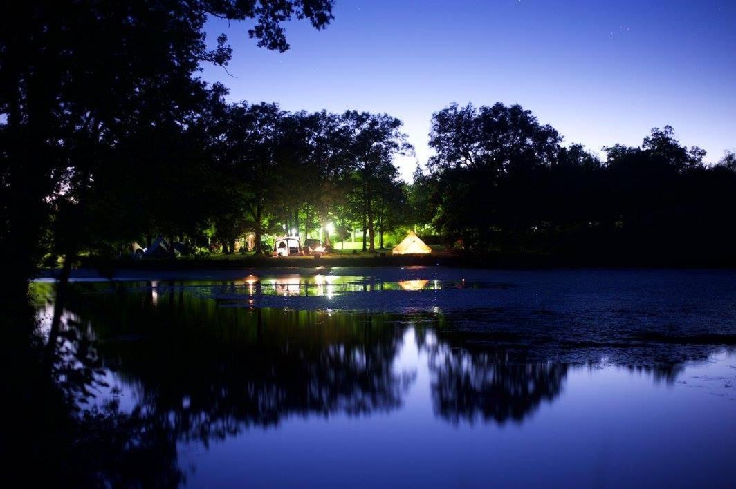 Camping Etang Du Camp Senergues エクステリア 写真