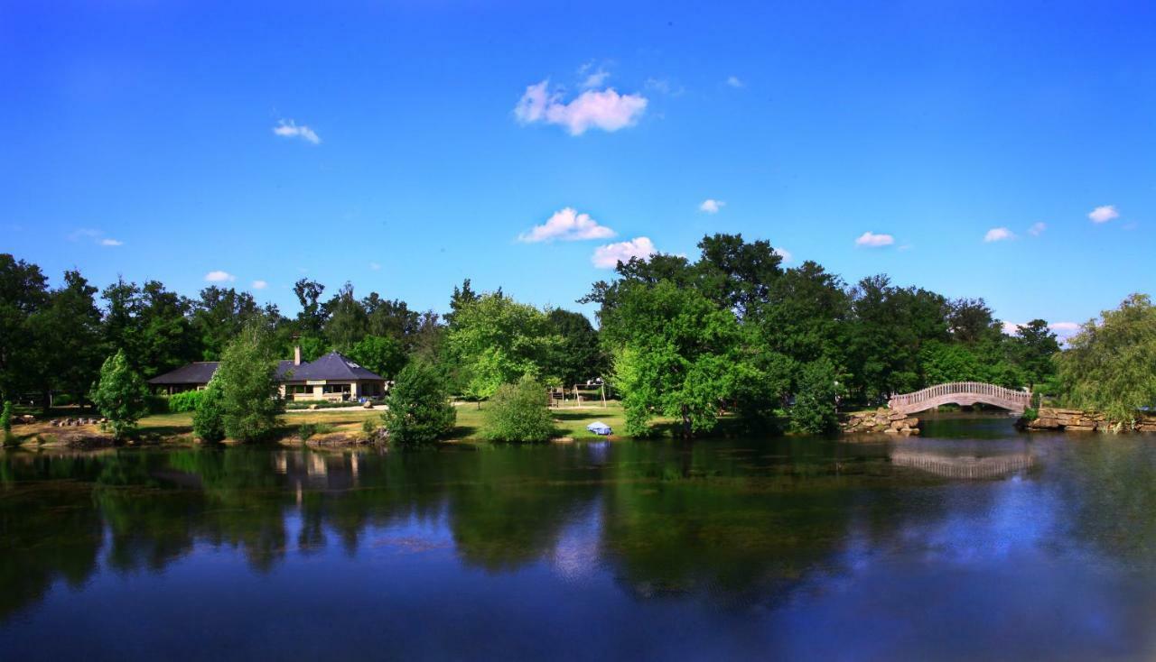Camping Etang Du Camp Senergues エクステリア 写真